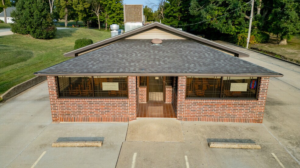 More Photos Of 924 N Main St, Mountain Grove Restaurant For Sale