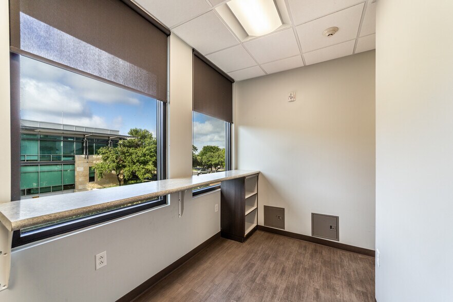 More Photos Of 250 E Basse Rd, San Antonio Medical For Lease