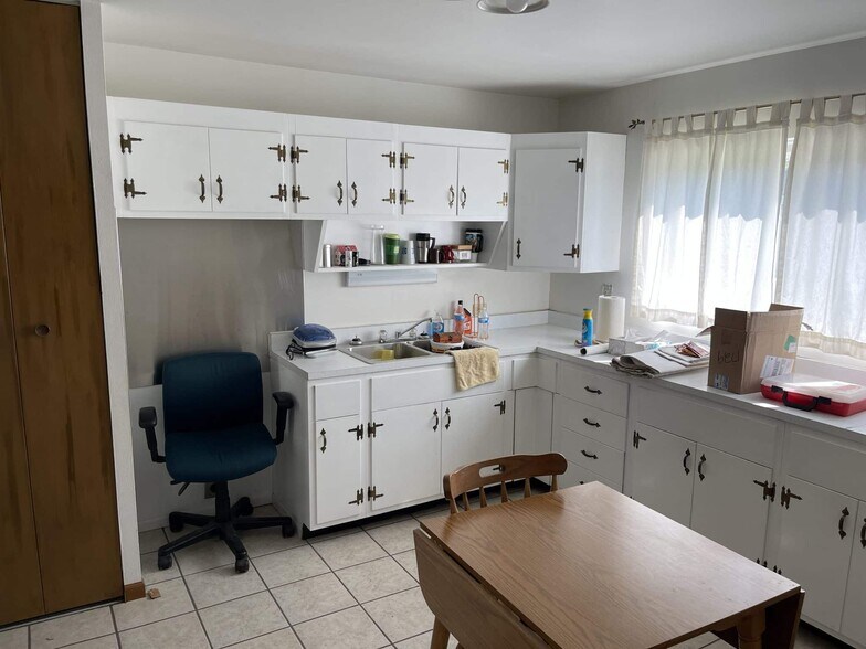 More Photos Of 1425 S Locust St, Centralia Office For Sale