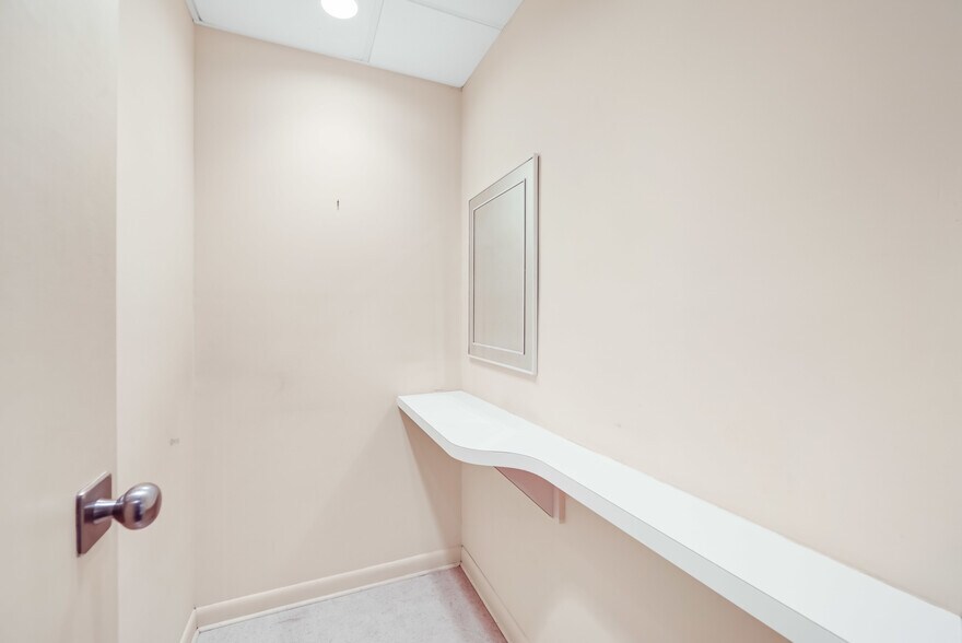 More Photos Of 385 S Maple Ave, Glen Rock Medical For Lease