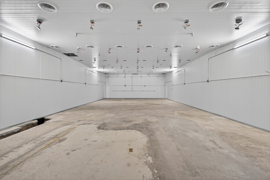 More Photos Of 11019 Penrose St, Sun Valley Manufacturing For Sale