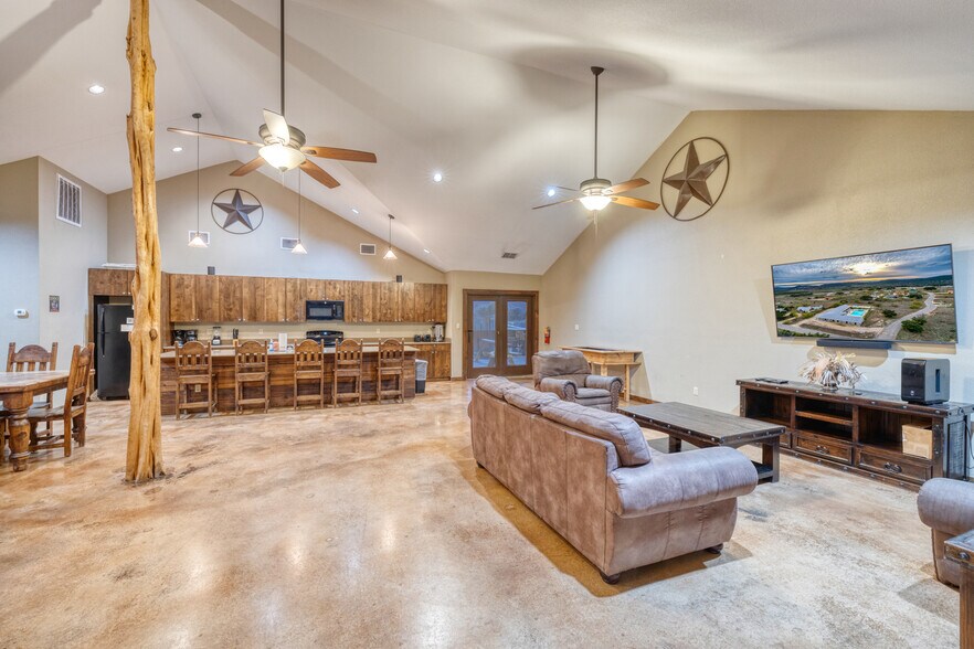 More Photos Of 16 Mountain Laurel Ln, Concan Hospitality For Sale