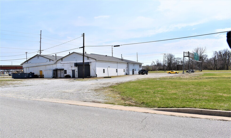 More Photos Of 41 E MacArthur Dr, Cottage Hills Showroom For Sale