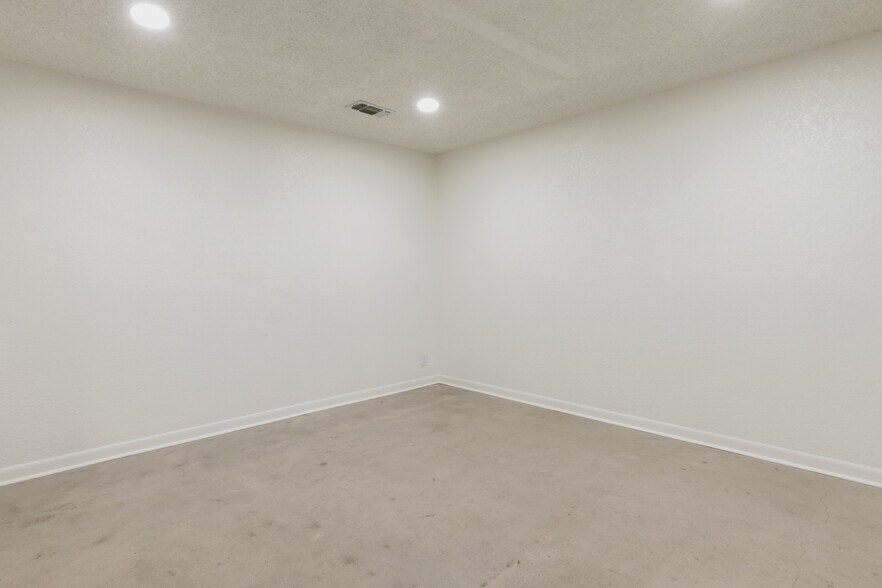 More Photos Of 4737 TX-91, Denison Showroom For Lease