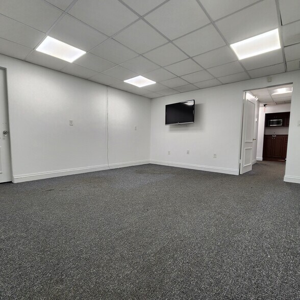 More Photos Of 460 W 84th St, Hialeah Showroom For Lease