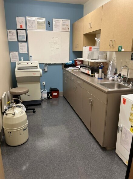 More Photos Of 6160 N Davis Hwy, Pensacola Office For Sale