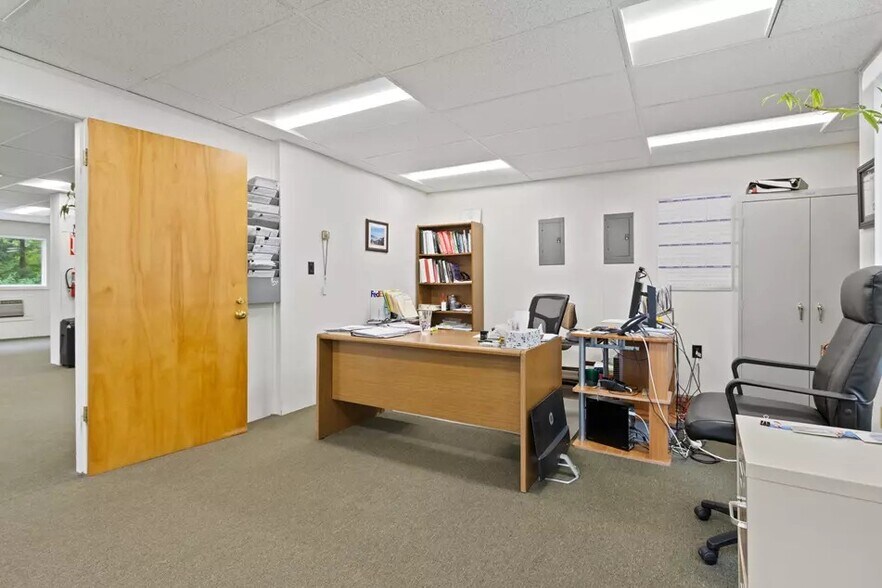 More Photos Of 587 Spring St, Westbrook Office For Sale