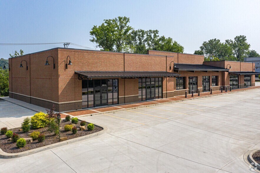 More Photos Of 882 Kraft St, Clarksville Showroom For Lease