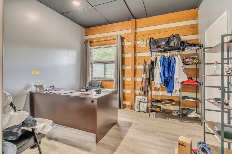 More Photos Of 207 Highway 96 N, Fairview Showroom For Sale