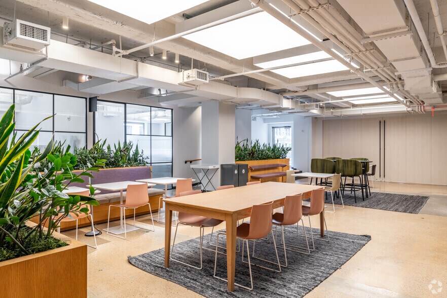 More Photos Of 530 Fifth Ave, New York Coworking Space