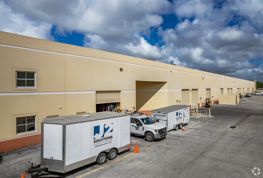 More Photos Of 779 Commerce Dr, Venice Flex For Lease