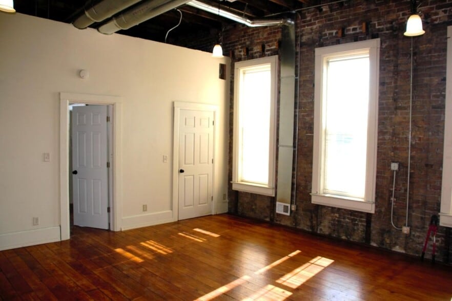 More Photos Of 1028 State St, Racine Storefront Retail Residential For Sale