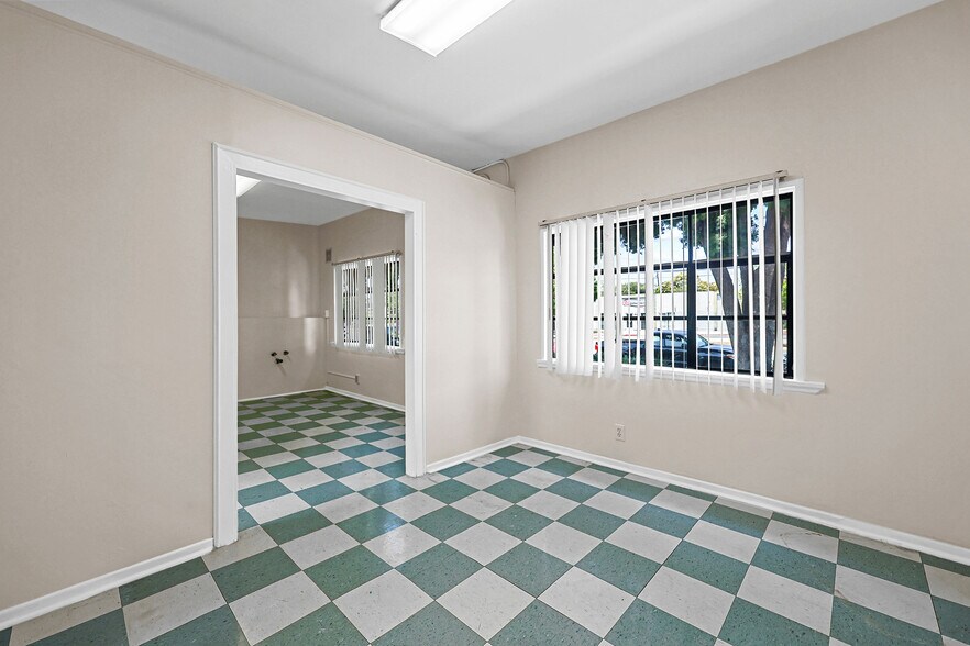 More Photos Of 5812 Venice Blvd, Los Angeles Showroom For Sale
