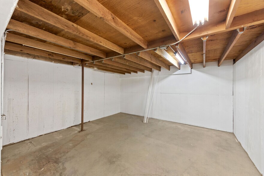More Photos Of 225 W Lockhart Ave, Coos Bay Warehouse For Sale
