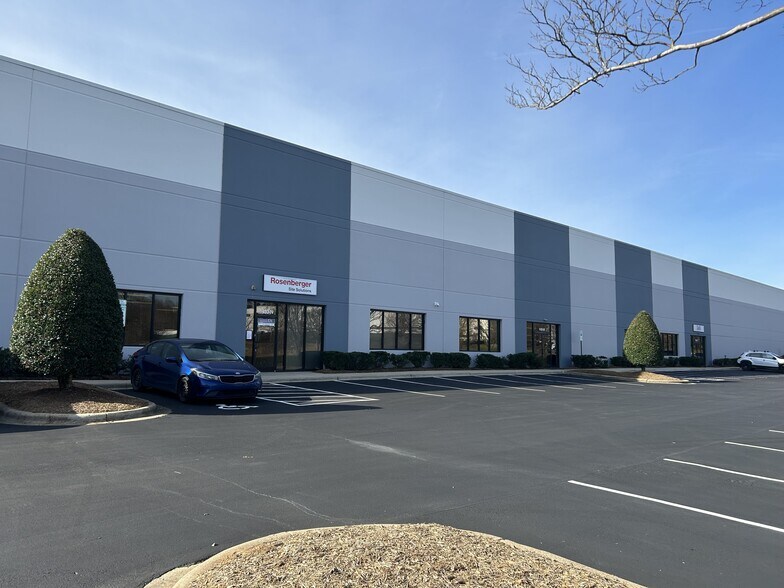 More Photos Of 1430 West Pointe Dr, Charlotte Warehouse For Lease