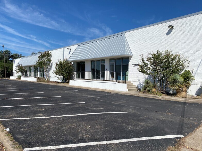 Primary Photo Of 1208-1216 Tappan Cir, Carrollton Distribution For Lease