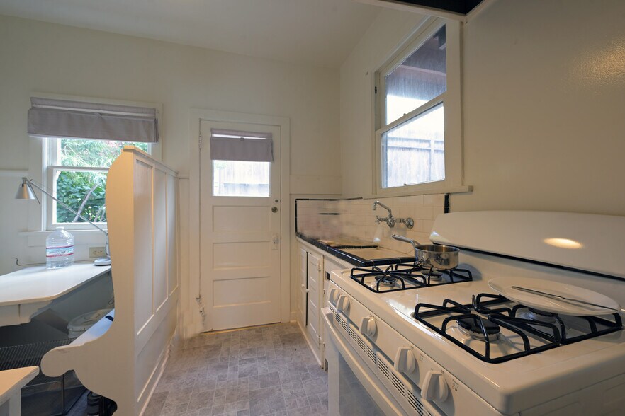 More Photos Of 2636 N Beachwood Dr, Los Angeles Apartments For Sale