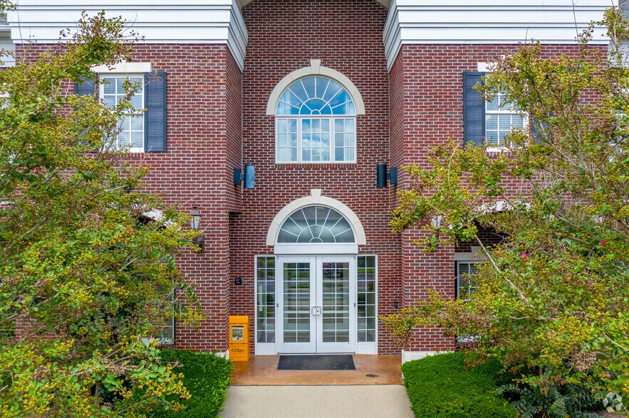 More Photos Of 100 Country Club Dr, Hendersonville Medical For Lease