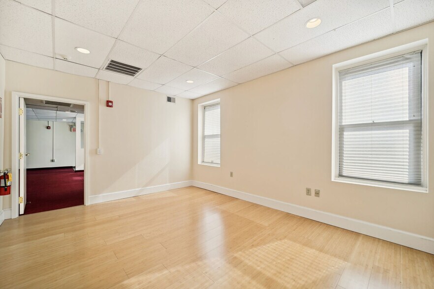 More Photos Of 3520 Connecticut Ave NW, Washington Office For Lease