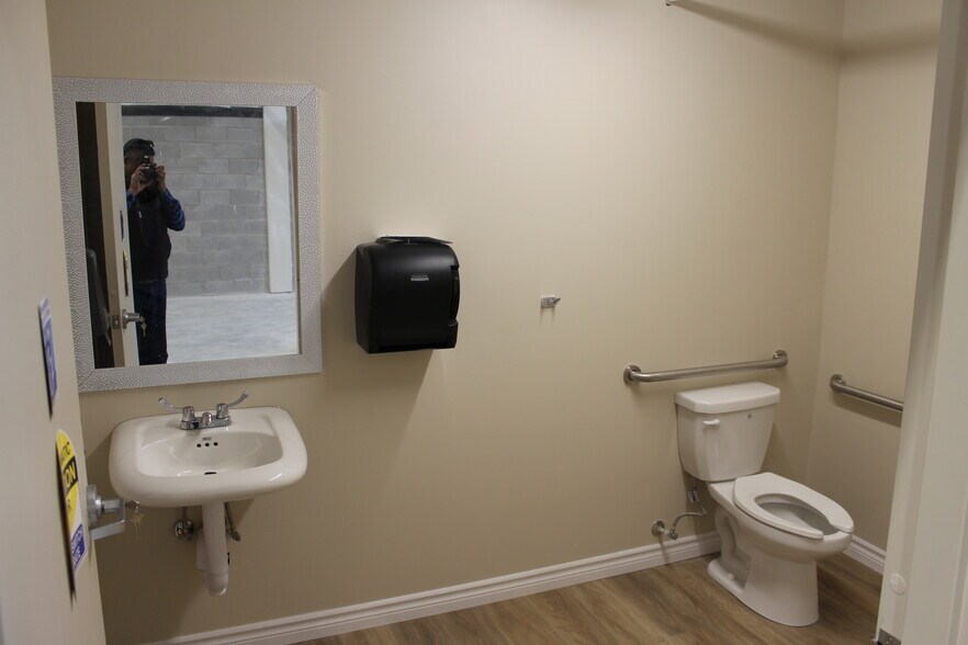 More Photos Of 585 Hanlon Creek Blvd, Guelph Showroom For Lease