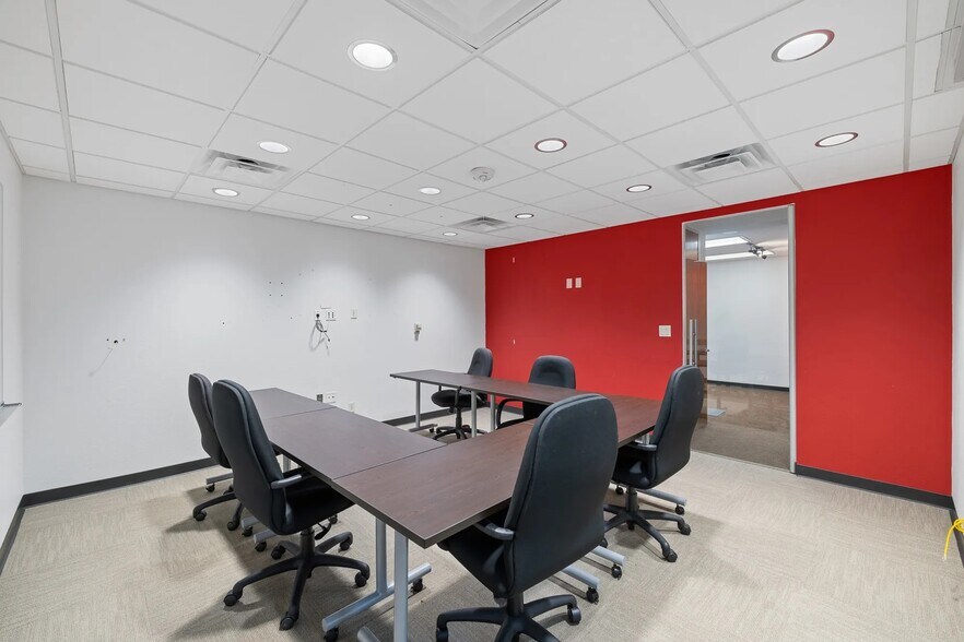 More Photos Of 2800 S Texas Ave, Bryan Office For Lease
