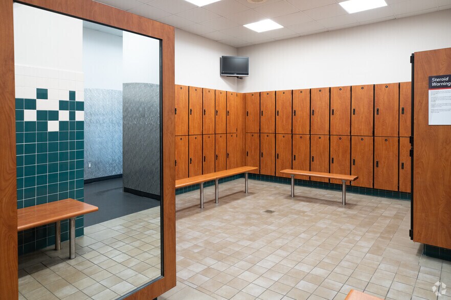 More Photos Of 12400 N Interstate 35, Austin Veterinarian Kennel For Sale