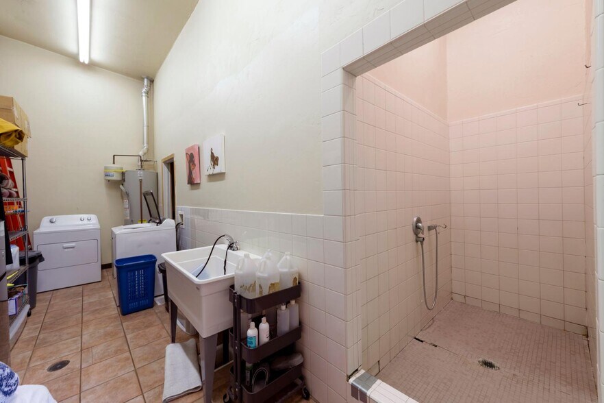 More Photos Of 5951 S Stratler St, Salt Lake City Veterinarian Kennel For Sale