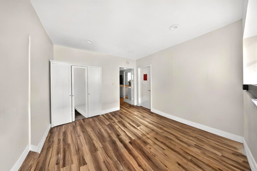 More Photos Of 7011 Reseda Blvd, Reseda Storefront For Lease