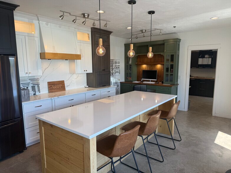 More Photos Of 697 34th St, Springfield Warehouse For Lease