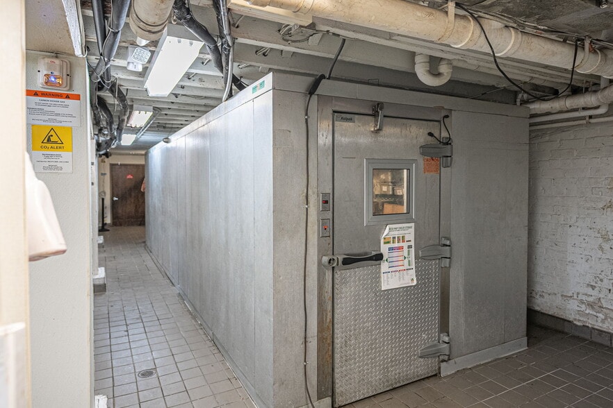 More Photos Of 209 W Congress St, Savannah Restaurant For Lease