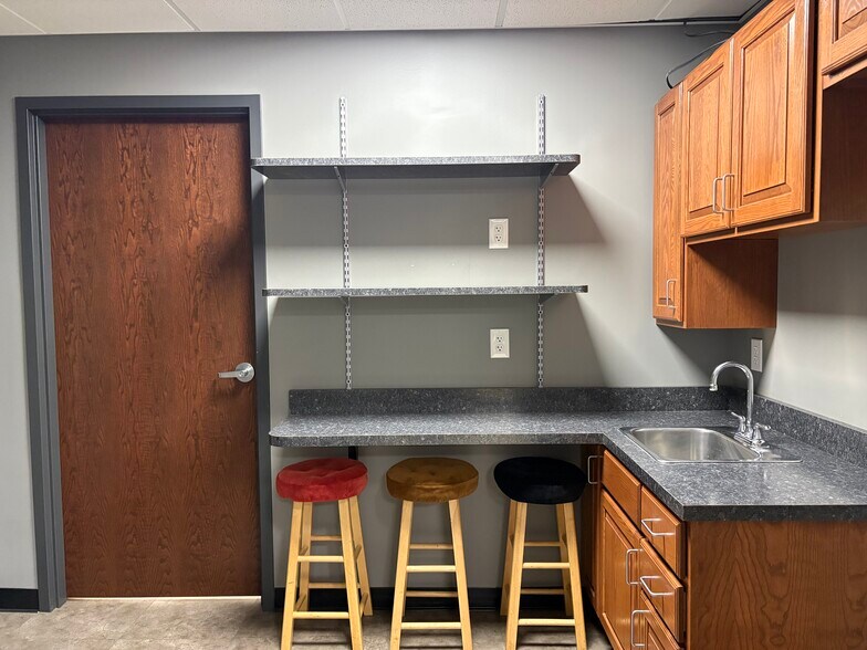 More Photos Of 1-7 S Mount Vernon Ave, Uniontown Office For Lease