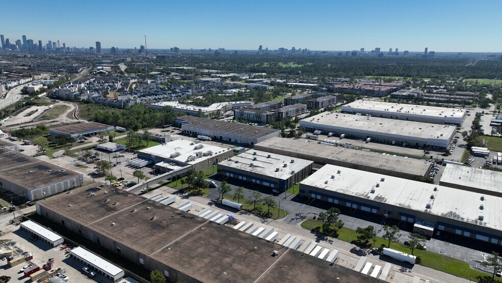 More Photos Of 4005-4007 W 11th St, Houston Distribution For Lease