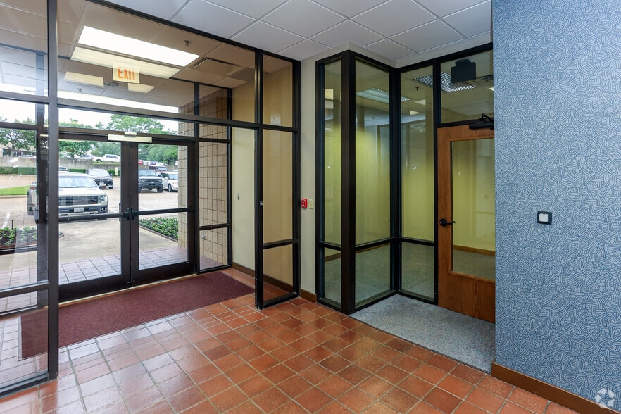 More Photos Of 3301 Golden Rd, Tyler Office For Lease