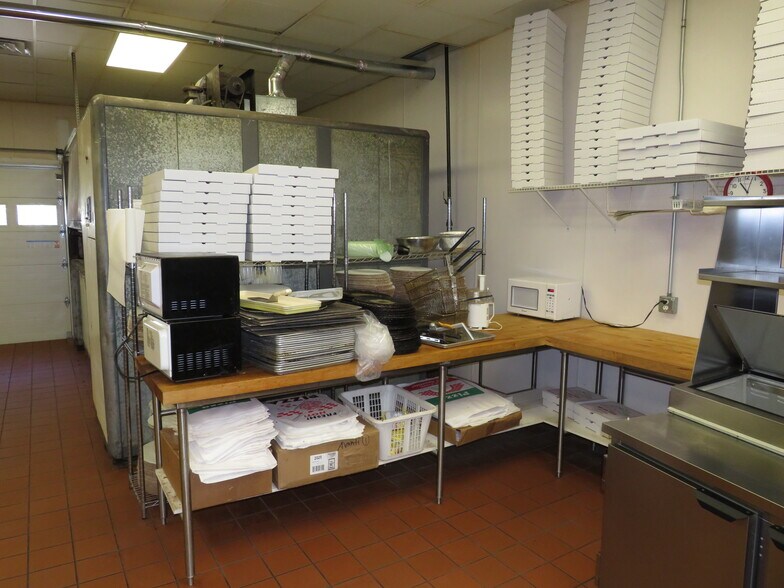 More Photos Of 403 S Main St, Wilmington Freestanding For Sale