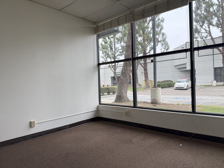 More Photos Of 7442 Vincent Cir, Huntington Beach Manufacturing For Lease
