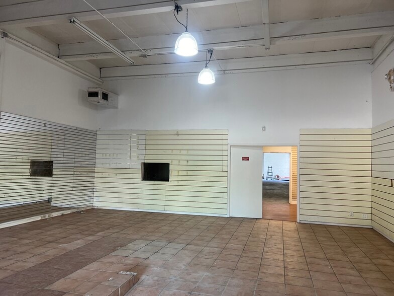 More Photos Of 570-574 NW 26th St, Miami Showroom For Lease