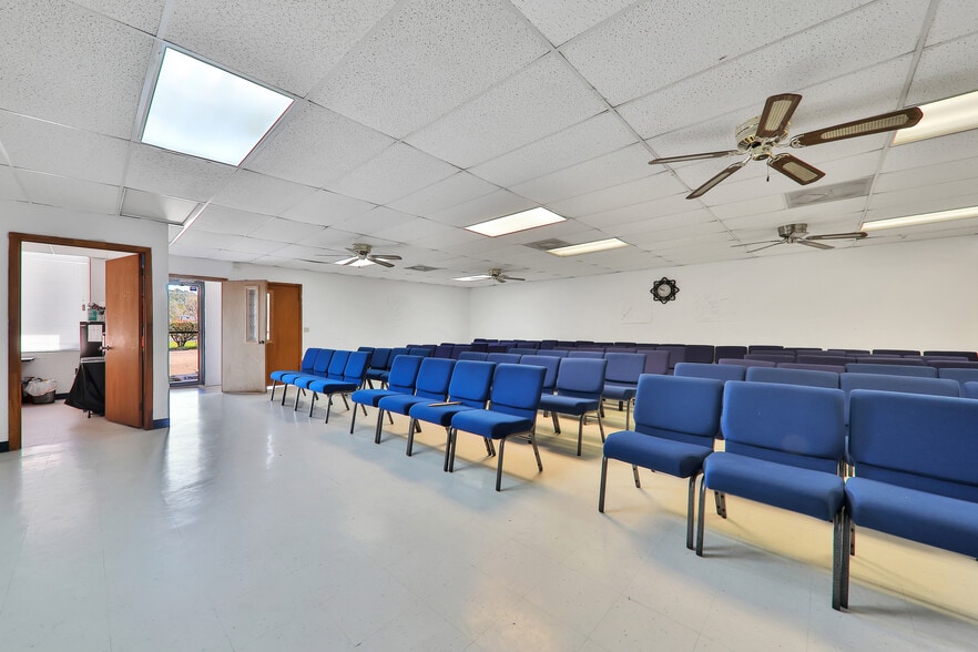 More Photos Of 8428 New Kings Rd, Jacksonville Storefront Retail Office For Lease
