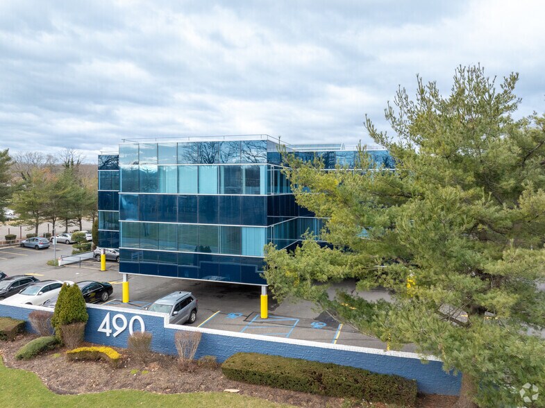 More Photos Of 490 Wheeler Rd, Hauppauge Office For Lease