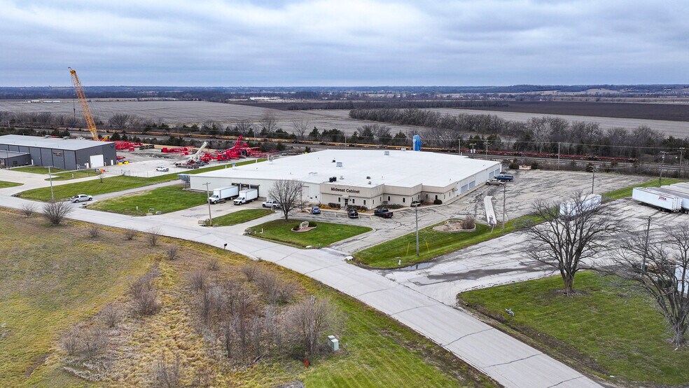 More Photos Of 1674 N Industrial Ave, Ottawa Manufacturing For Sale