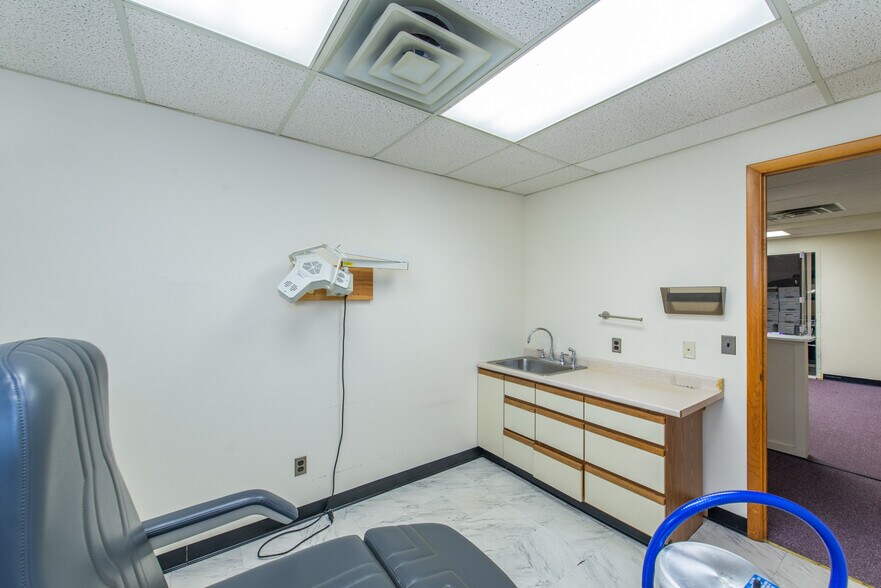 More Photos Of 125 Newton Sparta Rd, Newton Office For Lease