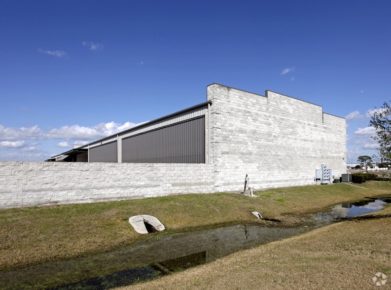 More Photos Of 919 Biscayne Blvd, Deland Airplane Hangar For Lease