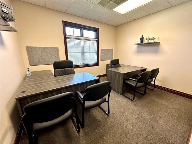 More Photos Of 909-921 Lake Land Blvd, Mattoon Office For Sale