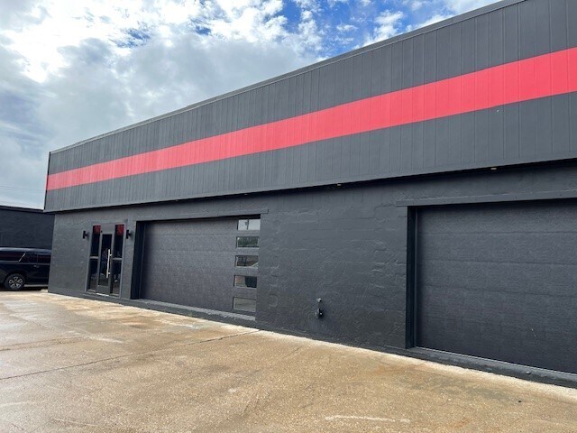 More Photos Of 3119 Interstate 30, Mesquite Showroom For Sale