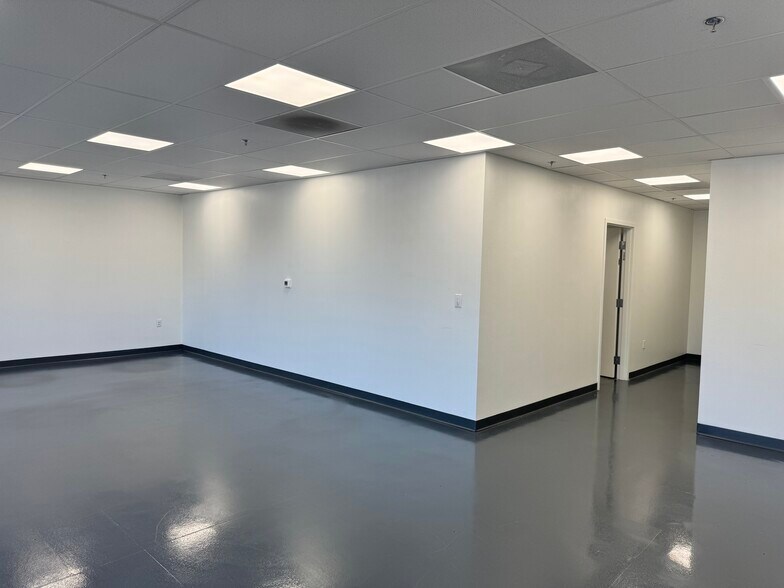 More Photos Of 7585 Sportsman Club Rd, Jacksonville Warehouse For Lease