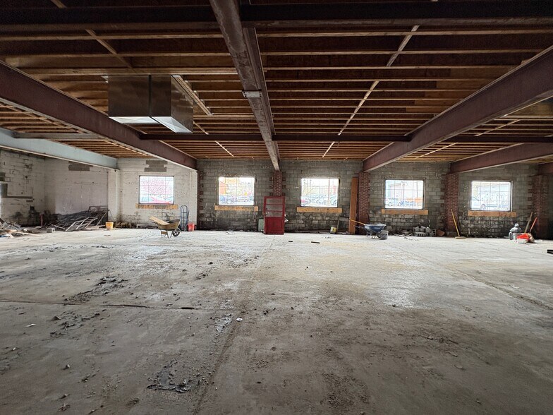 More Photos Of 517-519 Columbia St, Hudson Showroom For Sale