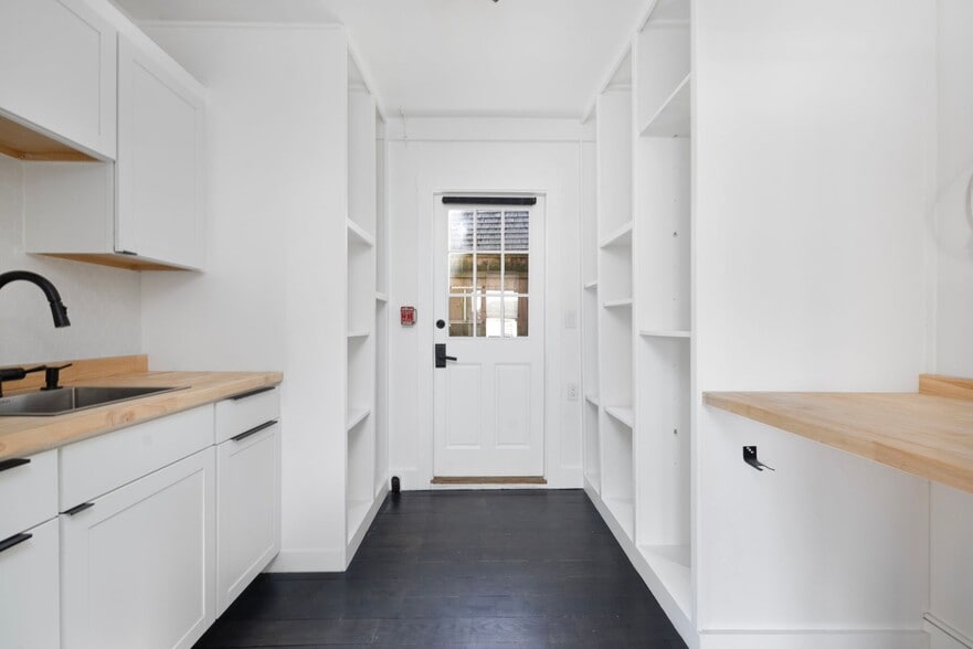More Photos Of 138 Spring St, Newport Storefront Retail Office For Sale