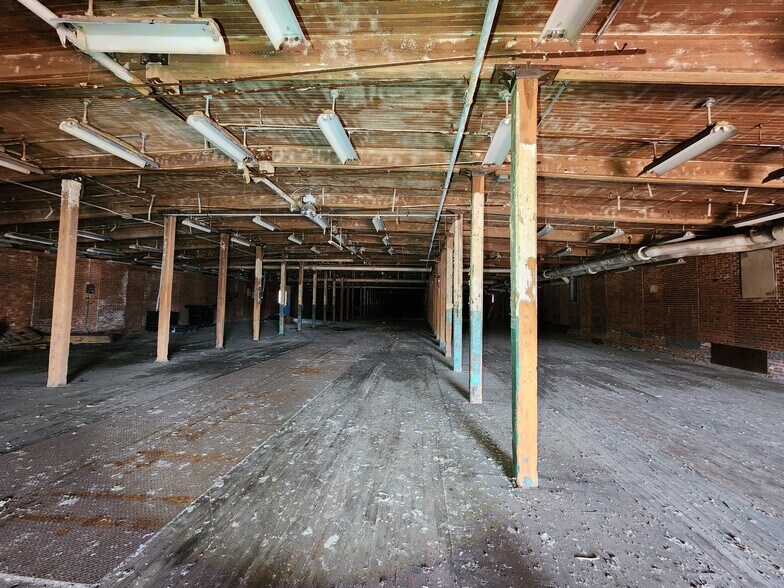 More Photos Of 20th AVE, Valley Light Manufacturing For Sale