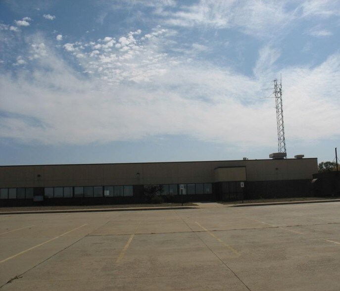 More Photos Of 2000-2002 Industrial St, Viborg Warehouse For Sale