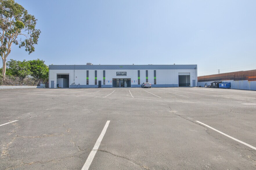 Primary Photo Of 9130 Glenoaks Blvd, Sun Valley Manufacturing For Lease