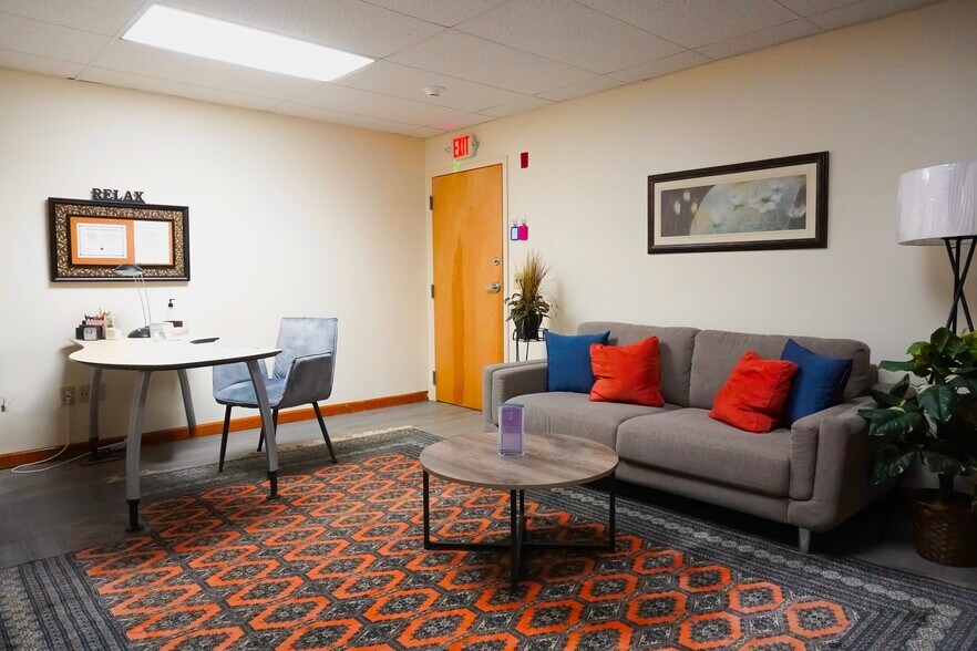 More Photos Of 304 Federal Rd, Brookfield Office For Lease